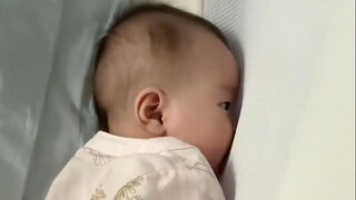 宝宝生气了不理妈妈，小小人也带着脾气呢！