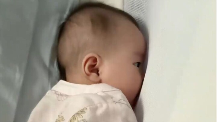 Bé con giận dỗi không thèm để ý mẹ, người tí hon cũng mang theo chút cáu kỉnh đấy!