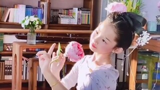 似僧有发，似俗脱尘，做梦中梦，悟身外身！