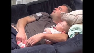 从睡觉姿势就能判断出是不是亲生的🌝