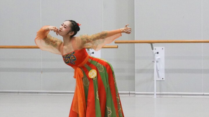 Hunan Vocational School Art Skills Compe*on [Chinese Dance Performance] Repertoire "Tang Yin" Exc