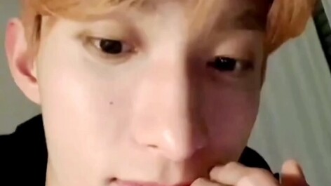 لي شو مين يغني بصوت عذب أغنية EXO "الثلج الأول"، أرجوكَ يا لي شو مين سارع بالزواج مني لنستمتع معًا ب