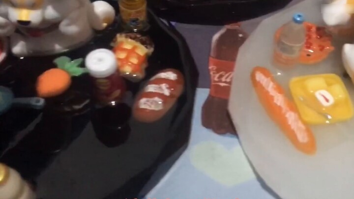 Chữ V nhỏ ở phía dưới đã làm một món quà thủ công cho thuyền trưởng làm quà sinh nhật, tự bỏ tiền tú