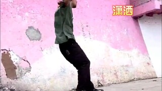 Thì ra chỉ cắn quần chứ không cắn thịt, còn trách người tốt bụng nữa.