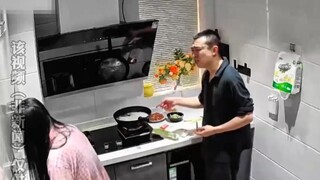 男子爱说反话于是妻子直接照做，妻子：为了嘴硬他也是拼了