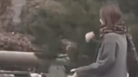 หนุ่มฝ่าหิมะไปส่งผลไม้ให้แฟนสาว พอหันกลับมาเห็นแฟนสาวเอาผลไม้ทิ้งถังขยะ