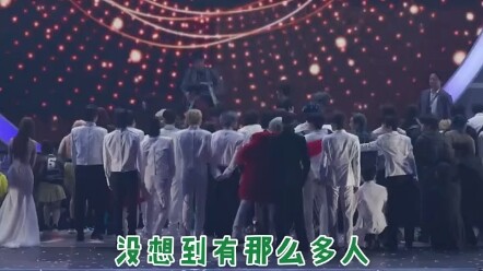 Group photo of all the artists: “Seventeen was quietly standing in the back row, but the organizers 