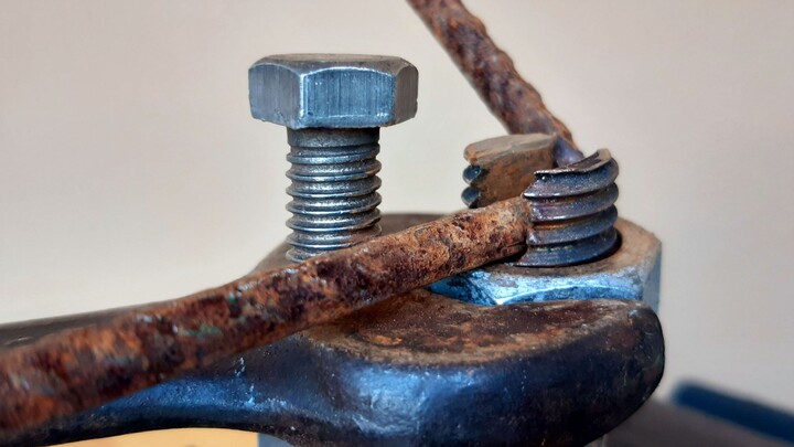 Cách chế tạo dụng cụ uốn thanh kim loại - Ingenious handyman tool for you