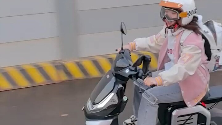 รถดับเพลิงถูกสาวน้อยน่ารักรถจักรยานยนต์ตามประกบ ที่แท้ก็เพื่อหมีดับเพลิงน้อย!