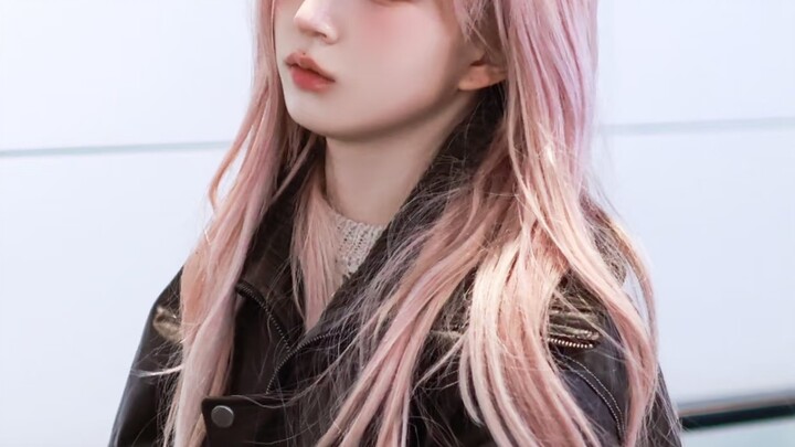 This must be why highly myopic idols perform on stage without glasses.