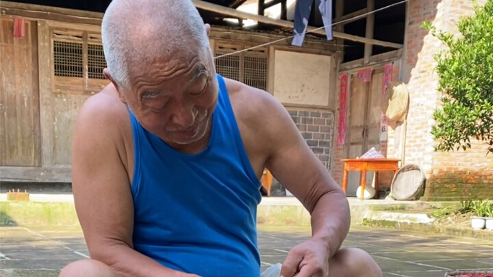 Vẫn còn hơi trẻ.