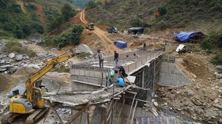 Cầu Chống Chơ xong cốt pha mặt cầu - đổ bê tông xong 2 đỉnh tường cánh