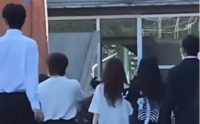 The real height of the next person feels like they're all a whole head taller