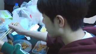 [Xiao Zhan] "It's delicious~" I, Zhan Zhan, am really easy to feed