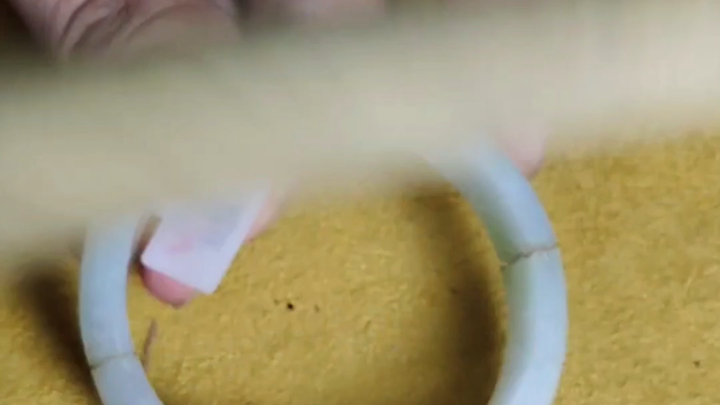 السوار مكسور ومتآكل بالغراء، لونه اصفر بشكل خطير وصار هشًا بسهولة.