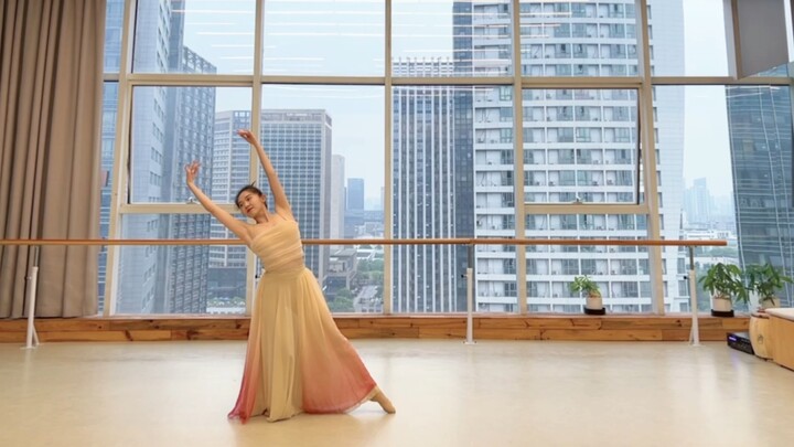 [A Breeze on the River] Classical dance. A breeze on the river, swallows returning to the tower bene