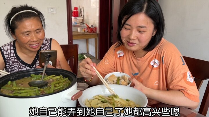 Sebagai ibu tunggal di desa, siang ini saya masak sederhana: semur daging asap dengan kacang serta i