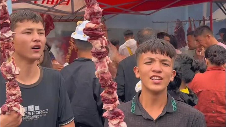 200-yuan lamb skewers at Xinjiang Grand Bazaar, huge! Also accepting King of Glory power leveling an