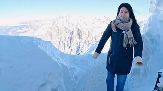 悬崖边，有人拍照，有人滑雪