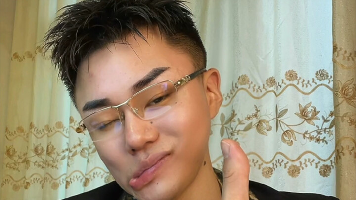 “Chiến thần méo miệng”