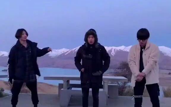 هؤلاء الأشخاص من BTS يصرخون لأن الجو بارد جدًا، لكنهم لطيفون جدًا 💜