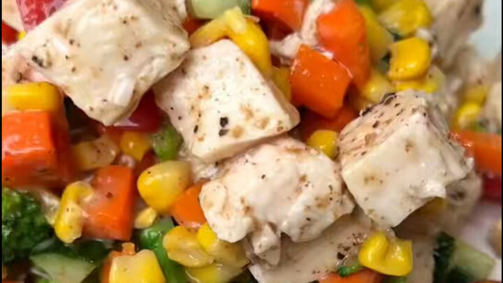 【الصدر الديك متشقّق وجاف؟ مستحيل!】 فقط بتغيير ترتيب الطهي، يتحوّل صدر الدجاج في لحظة إلى لحم طري وعص