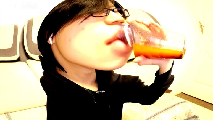 【ความท้าทายอย่าหัวเราะ】หัวเราะแล้วจะดื่มน้ำพริก!! อดทนไว้ไม่หัวเราะได้ไหม? ?