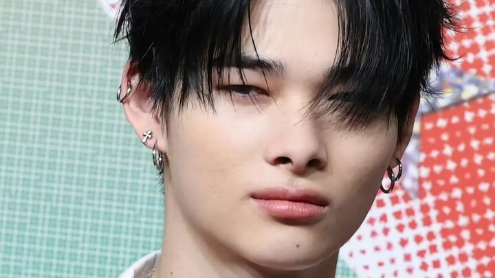 This face drove the autograph-signing girl to tears...