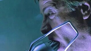 一根10几厘米粗的钢管伸到男人嘴里，随着噗一声，炸弹直接打进了男人的身体里