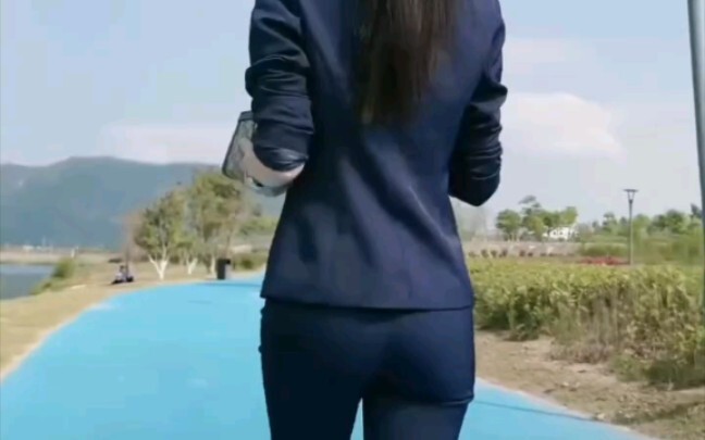 Buka sunroof panoramik dengan pakaian bisnis