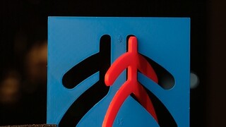 1917年，蔡元培邀请鲁迅设计北京大学校徽，突出了“以人为本”的理念，以大气、简洁的形式诠释着北京大学的过去、现在与将来。