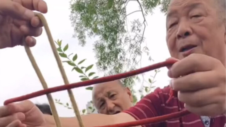 Encountered a master on the street: the rope-through trick!