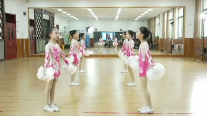 Sekolah Dasar Eksperimental Lixia Jinan Cheerleading Dalam Ruangan