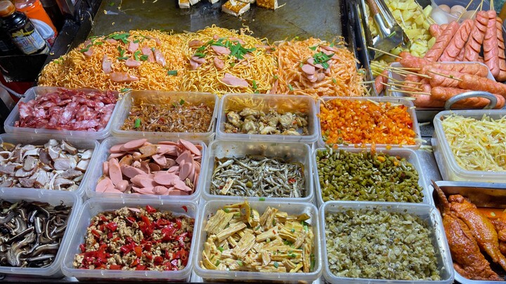 Mì xào vỉa hè thơm quá! Thêm một cây xúc xích bột năng nữa là số dzách! Khoảnh khắc ăn đêm hạnh phúc