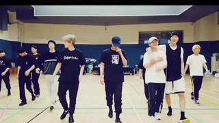 练习室 你们挑吧 灰裤子那个我先带走了 吴世勋