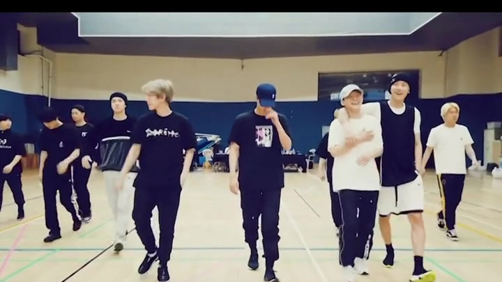 พวกเธอเลือกห้องซ้อมก่อนสิ ฉันจะเลือกห้องที่มีกางเกงสีเทาก่อน
