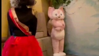 [لينغنا بيل] أرادت ماو شياوتونغ استخدام ذيلها لصنع وشاح. يا للروعة! لم أستمع، ووقفت النجمة منتصبة من