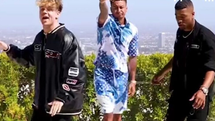 Dia seharusnya menjadi raja penari terkuat di sepak bola. Dia memiliki ritme yang bagus.