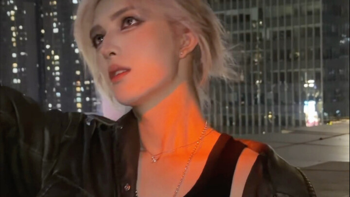 من الصعب أن نتخيل أن هذا الشخص قد نشر مقطع فيديو لأنه لم يُصدر أي عمل سينمائي.