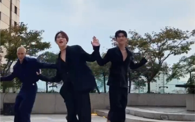 赞多 米卡 周柯宇 天台跳舞 赞多这个衣服我…..嘶哈嘶哈