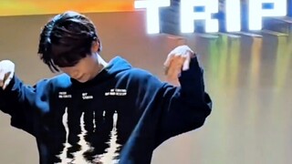 Bỗng nhiên tôi hiểu tại sao chúng ta nên boa tiền cho người dẫn chương trình! Tử Du nhảy theo bài "G