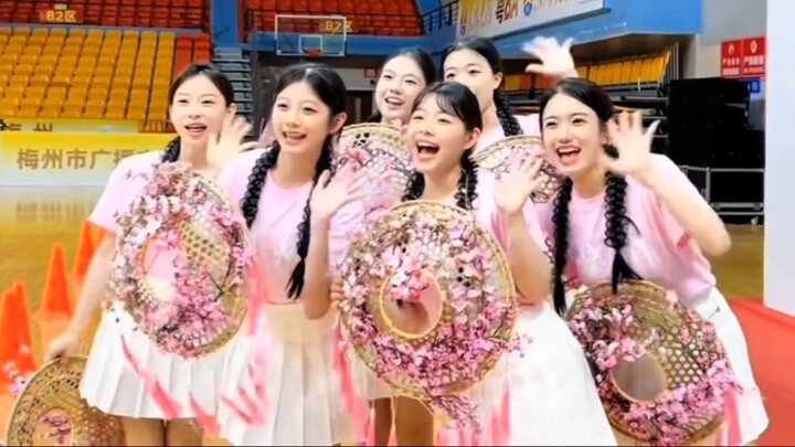 Meizhou Cheerleading Squad (“Coming together and parting ways both have their time”) April 11–May 16