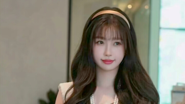 Trước đây Triệu Triệu nào có bao giờ mặc đồ màu xanh đâu, thế mà giờ lại diện cả đồ đôi rồi!