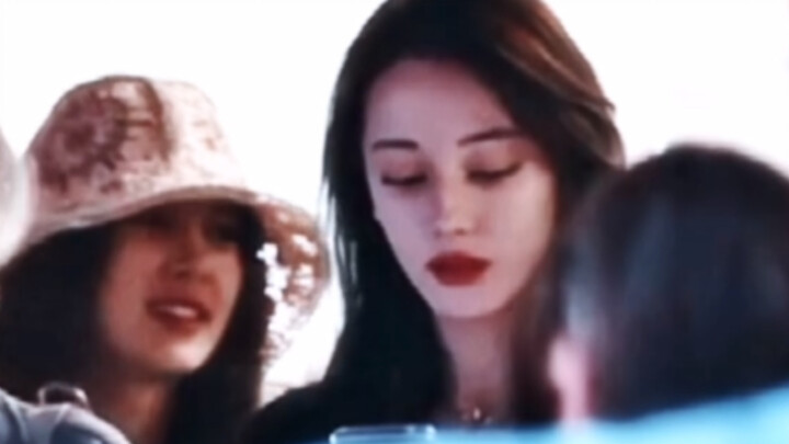 Goodness, in this scene, Dilraba looks just like the cold, melancholy heroine from a novel.