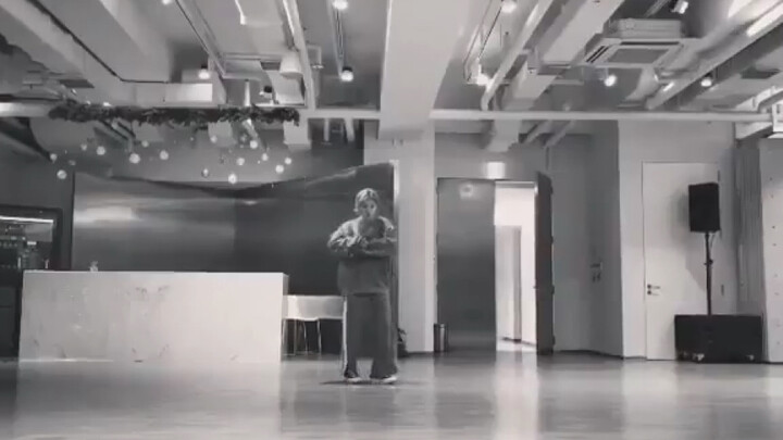 [RedVelvet] Cập nhật IG chính thức của RV, Jiang Seulgi đang tập nhảy solo trong phòng tập.