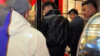 A Freljordian helping a college student wear The North Face～