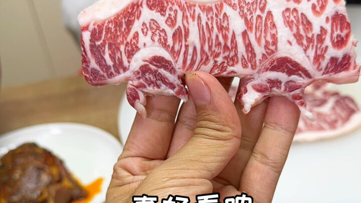 Di hari bersalju, kalau nggak makan barbecue, kayaknya hidup ini sia-sia, kan?