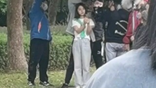 Về việc nhìn thấy đoàn phim "Khởi Đầu" ở trường nhưng không thấy Bạch Kính Đình