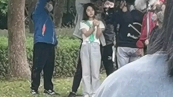 Về việc nhìn thấy đoàn phim "Khởi Đầu" ở trường nhưng không thấy Bạch Kính Đình