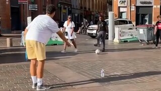 【街头挑战】法国街头随机挑人来踢球⚽️，这都是练过的？